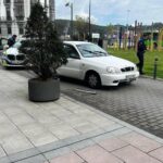 Nueva víctima del bolardo del Muelle: una conductora destroza el coche al atravesar la zona peatonal de Emile Robin