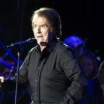 Raphael reaparece muy recuperado en un concierto en Madrid: «Que seas un hombre feliz y que sigas con tu carrera»