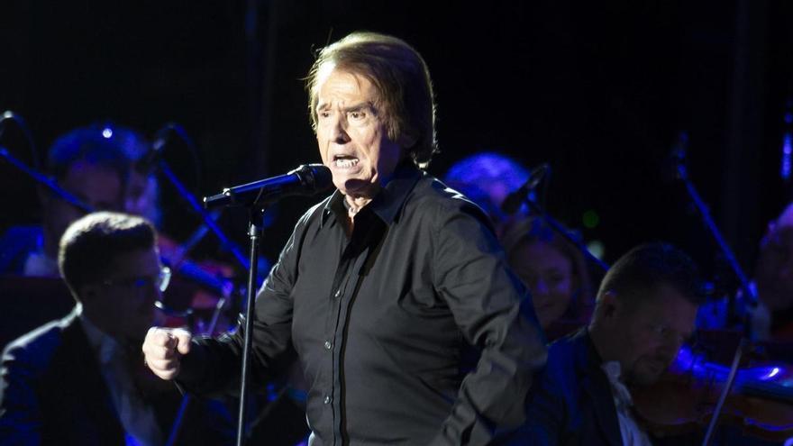 Raphael reaparece muy recuperado en un concierto en Madrid: «Que seas un hombre feliz y que sigas con tu carrera»