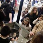 Los niños aprenden a batear el oro.