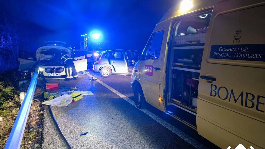 Excarcelan a un conductor en un accidente de tráfico entre dos vehículos en el concejo de El Franco