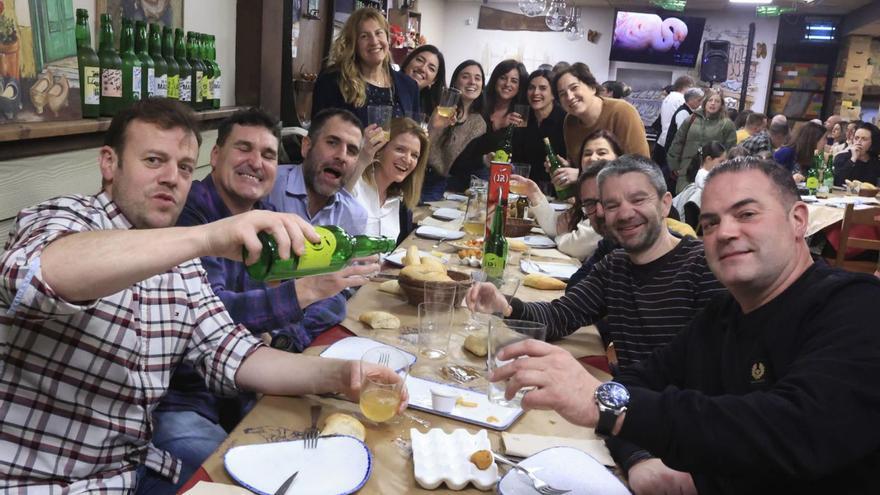 El viernes ya es el día grande de les Comadres para la hostelería polesa: «Tuvimos varios turnos para cenar»