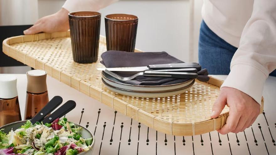 Con estas bandejas de bambú de Ikea, puedes hacerte un cabecero para la cama: «Es único y actual»