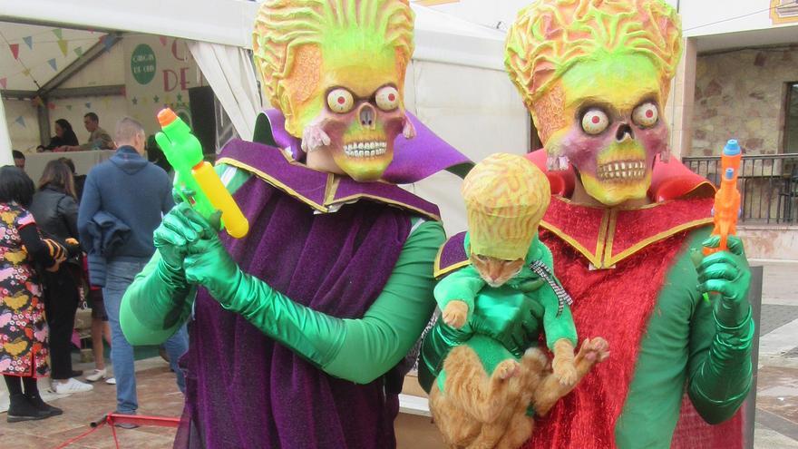 El carnaval de las mascotas saca una sonrisa en Cangas de Onís: desde perros roqueros a gatos alienígenas ( y hasta una cabra)