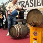 Cangas del Narcea celebra su tradición vitivinícola con la recreación de la técnica tradicional del trasiego del vino nuevo en el menguante de marzo
