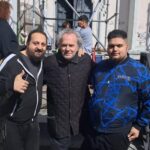 Un funeral, descansos al sol y muchas fotos con los fans, así fue el rodaje de Coronado en Mieres: «Me encanta la ciudad»
