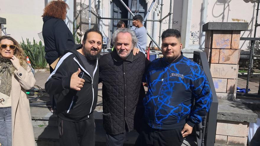 Un funeral, descansos al sol y muchas fotos con los fans, así fue el rodaje de Coronado en Mieres: «Me encanta la ciudad»
