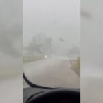 Una mujer sobrevive al paso de un tornado refugiándose en su coche