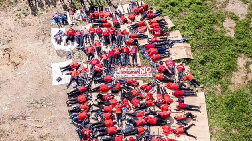 La protesta contra los parques de baterías gana altura: así fue la performance de los vecinos de Granda