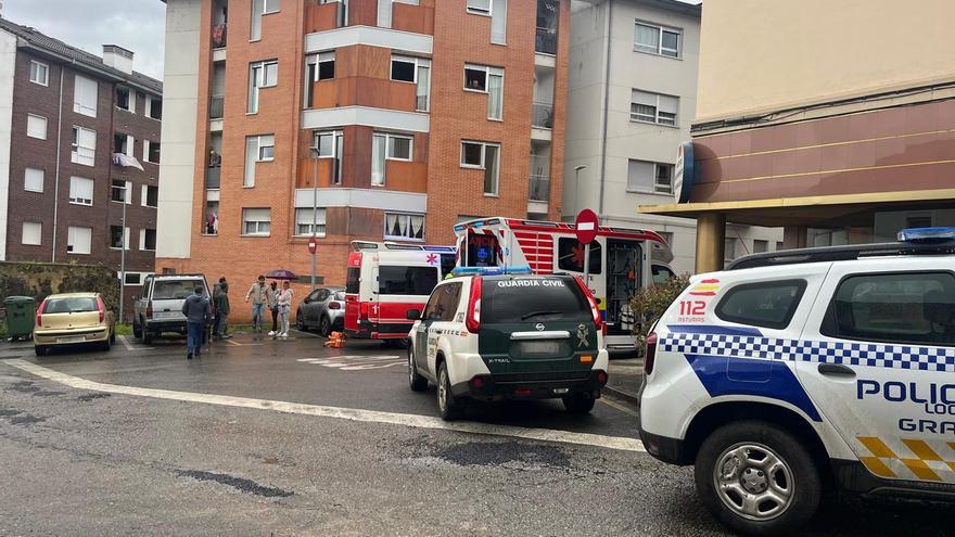 Violento suceso en Grado: un menor precipitado por la ventana y su hermana herida