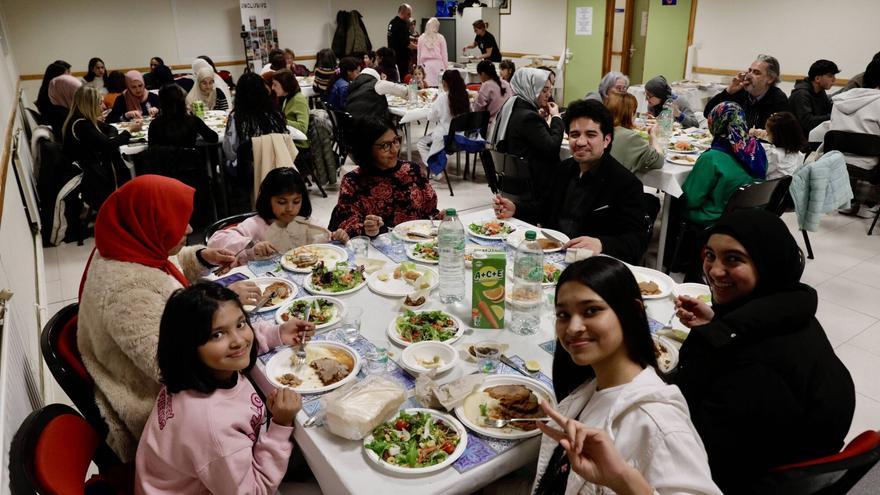 Cena final del Ramadán en La Corredoria: en familia y cumpliendo las tradiciones