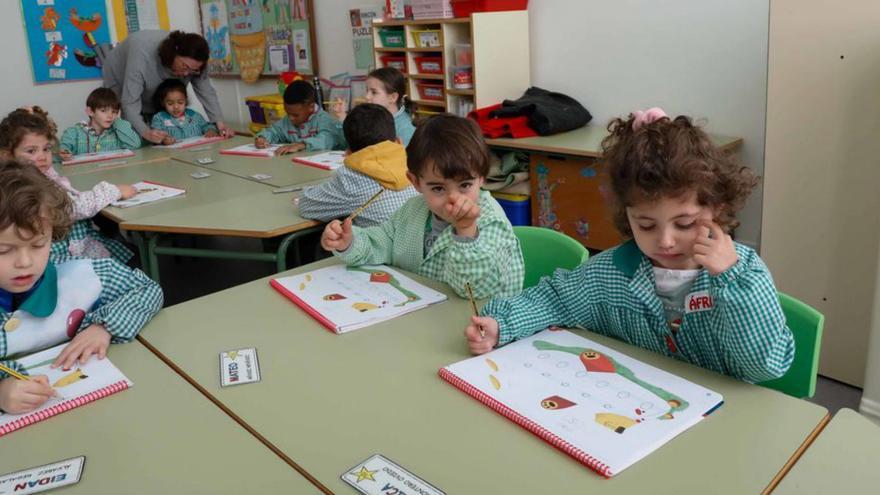Así fue el sorteo de las letras para las nuevas matrículas en los colegios asturianos