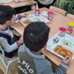 El Gobierno limitará los ultraprocesados en los comedores escolares y aumentará las hortalizas de temporada