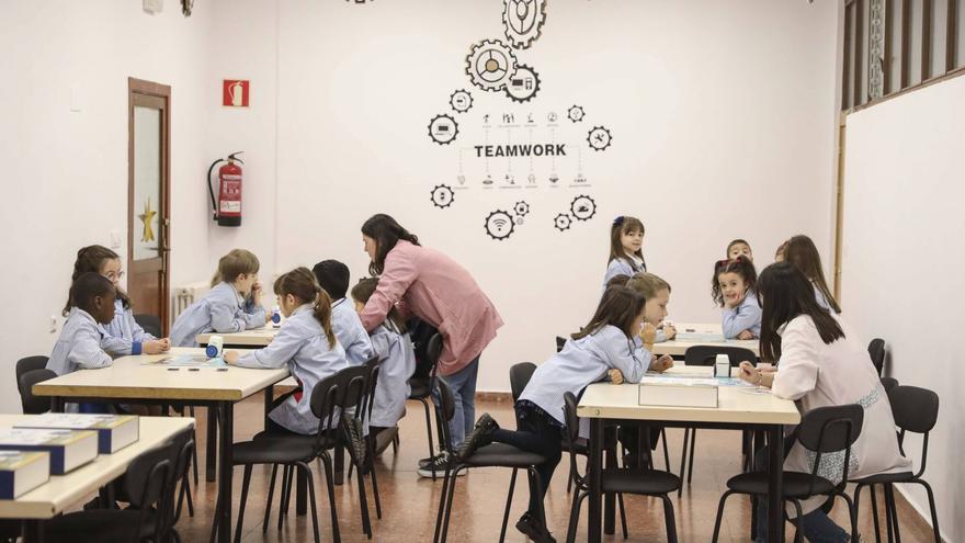 Dos horas menos en las aulas: los maestros asturianos trabajarán 23 horas semanales a partir de 2026