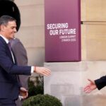Keir Starmer recibe a Pedro Sánchez en la cumbre de líderes europeos de Londres