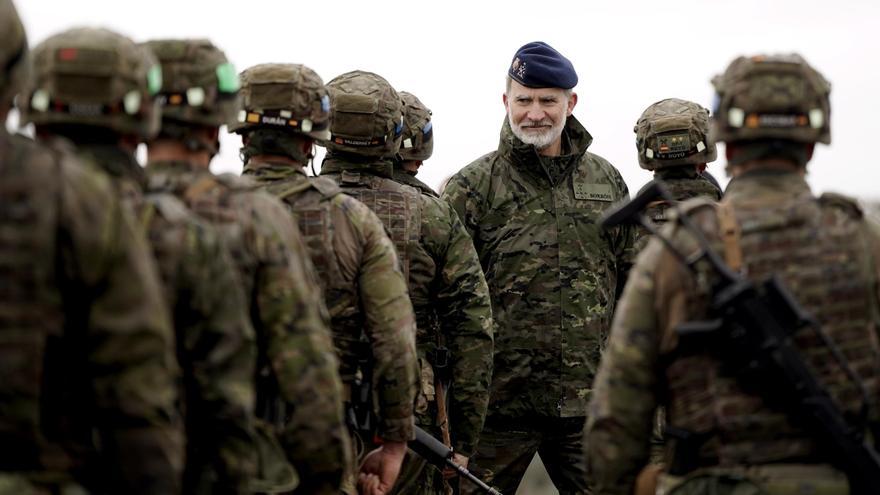 El Rey visita el adiestramiento de soldados ucranianos por el Ejército tras la congelación de la ayuda americana