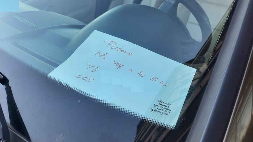 El curioso cartel de un conductor mal aparcado en Gijón: «Perdone…»