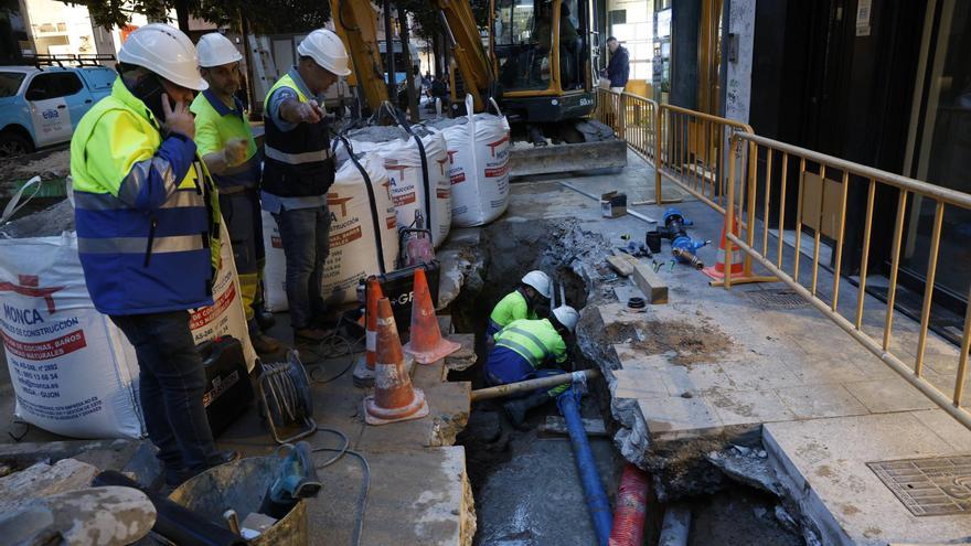 Amplio despliegue en la red de aguas (y muchas horas de trabajo) para arreglar dos averías en Gijón