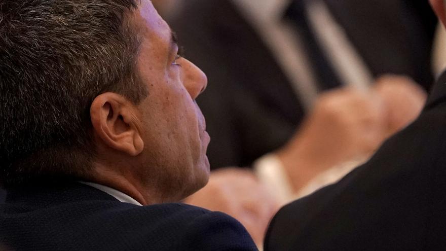 Mazón se aseguraría dos años con sueldo público de 75.000 euros si aguanta hasta julio