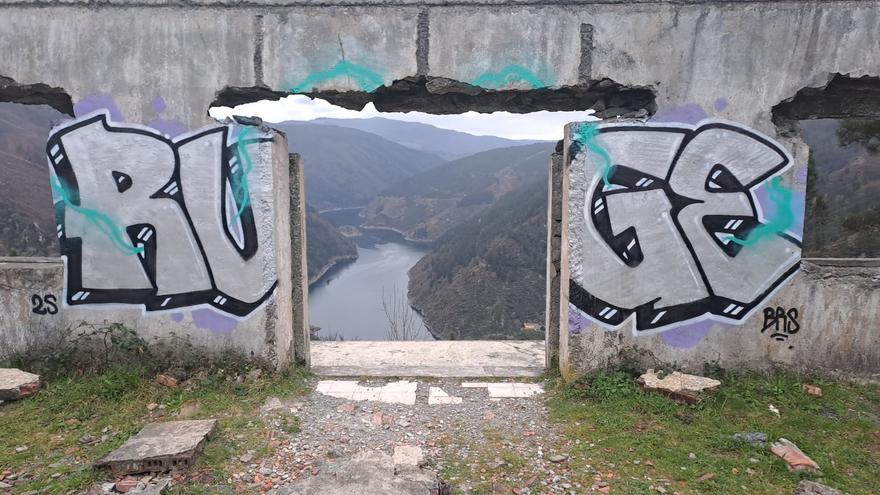 Enfado monumental en Pesoz: así luce la ventana de A Paicega con un grafiti «que es un acto vandálico»