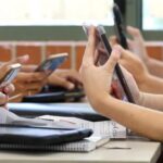 Doce colegios de Córdoba se suman a un pacto para restringir los móviles