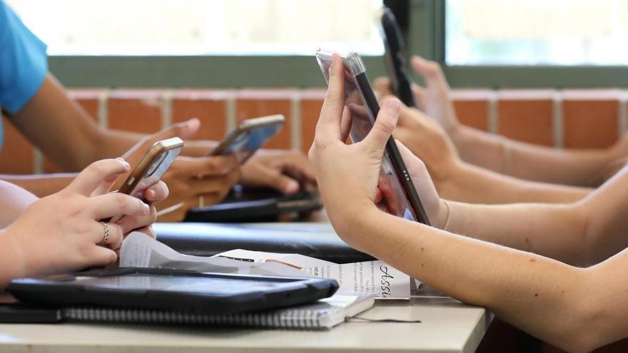 Doce colegios de Córdoba se suman a un pacto para restringir los móviles