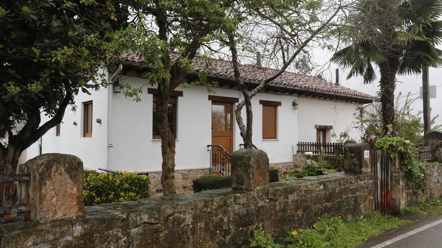 “Sentimos unos golpes en la puerta y de repente teníamos a cuatro tíos alrededor de la cama gritándonos y pegándonos”, dice una de las víctimas del asalto de Villaviciosa