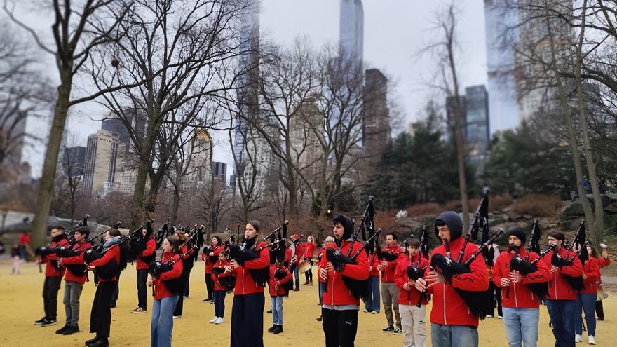 Las gaitas de Gijón se hacen oír en Central Park de Nueva York (en imágenes)