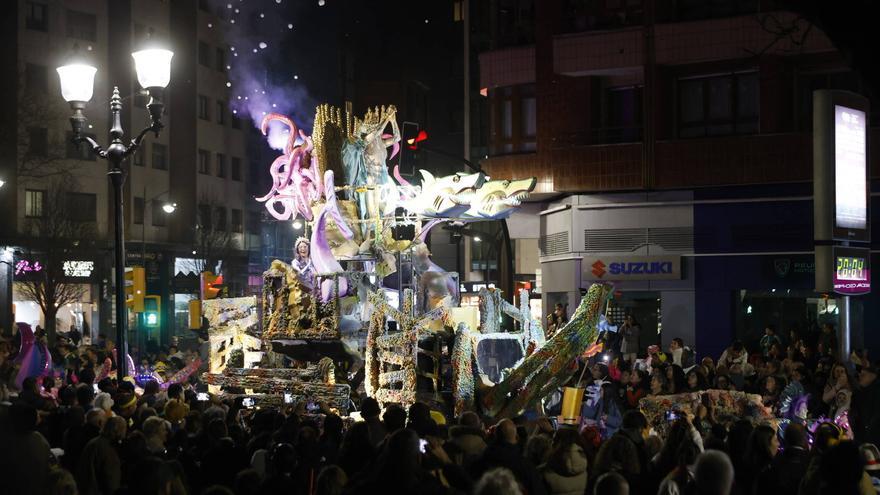 Así fue el multitudinario y espectacular desfile de Antroxu en Gijón (en imágenes)