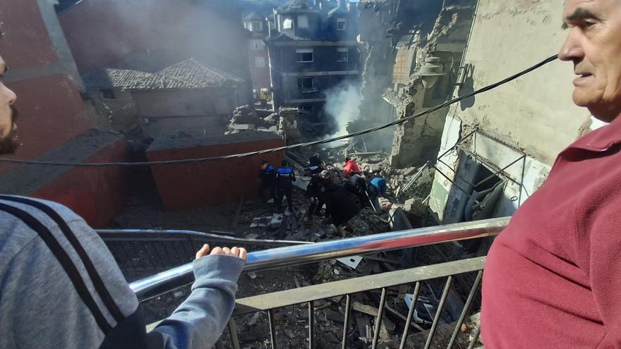 Gravísima explosión de gas en Mieres: buscan a los afectados (al menos siete) entre los escombros