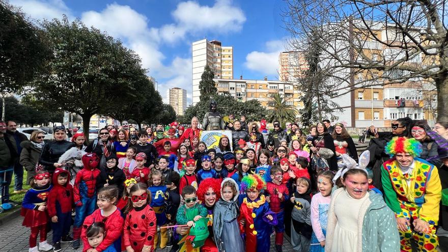 El desfile «antroxero» por Pumarín, en imágenes