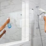 El mejor truco para limpiar tu mampara: el secreto está en el vinagre y el bicarbonato