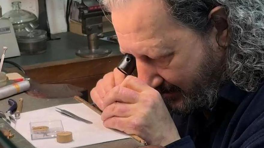 VÍDEO: Así es el oficio de Carlos Casaprima, uno de los últimos de los relojeros que queda en Oviedo