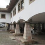 Los soportales del Palaciu Pintu, sede del mercado de Cangas de Onís, lucen su mejor cara