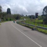 ¡Cuidado si conduces por Castrillón! Cortan el carril de una carretera por culpa de un argayo