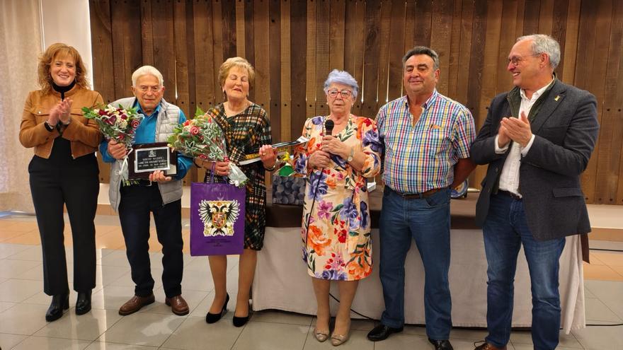 Homenaje en Villaviciosa a José Luis Fernández y Flor Fernández, reconocidos por la Asociación de Mayores Cuídame-Cuídome