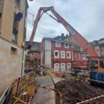 Los técnicos revisan «vivienda por vivienda» la zona de la explosión de gas de Mieres: los primeros desalojados podrán regresar a casa mañana