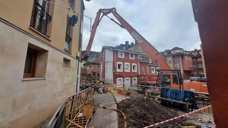 Los técnicos revisan «vivienda por vivienda» la zona de la explosión de gas de Mieres: los primeros desalojados podrán regresar a casa mañana