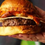 Soy carnicero y esto es lo que tienes que hacer si quieres evitar que la hamburguesa se encoja en la sartén (y quede perfecta)