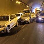 Tremendo atasco en la ronda de Oviedo: a un camión se le cae la carga de carbón y varios vehículos chocan