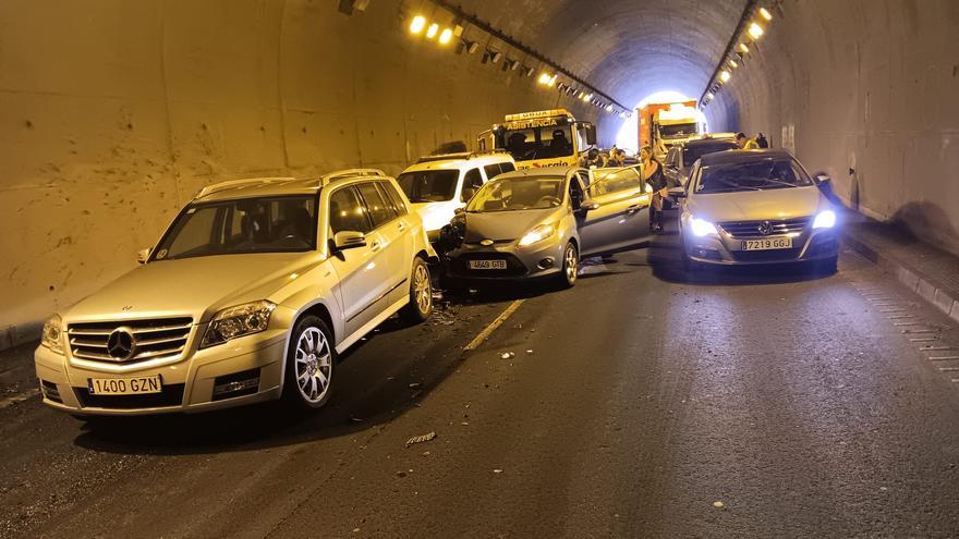 Tremendo atasco en la ronda de Oviedo: a un camión se le cae la carga de carbón y varios vehículos chocan