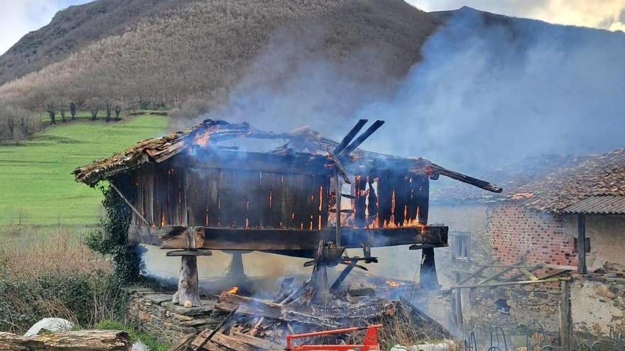 Arde la panera más antigua (del añu 1651) de Cangas del Narcea: «Abulta que foi intencionáu»