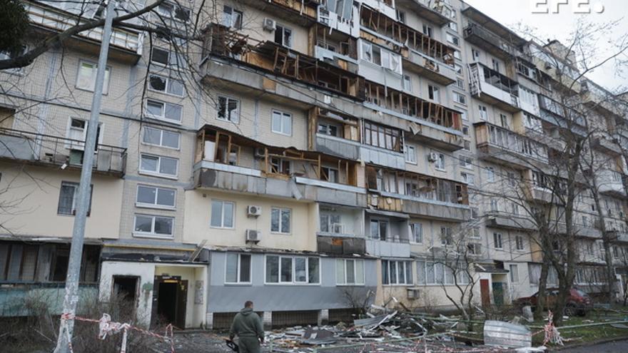 Rusia lanza un ataque masivo nocturno contra Kiev y mata al menos a tres personas