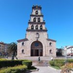 Limpieza del pavimento en los aledaños de la iglesia parroquial de Cangas de Onís