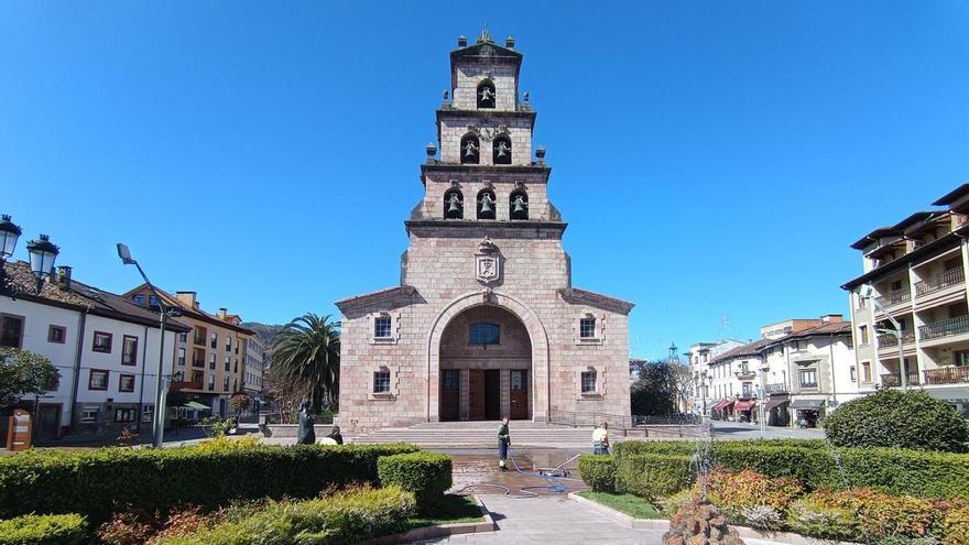 Limpieza del pavimento en los aledaños de la iglesia parroquial de Cangas de Onís