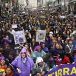 En imágenes | Las mujeres salen a las calles para celebrar y reivindicar un 8M pasado por agua