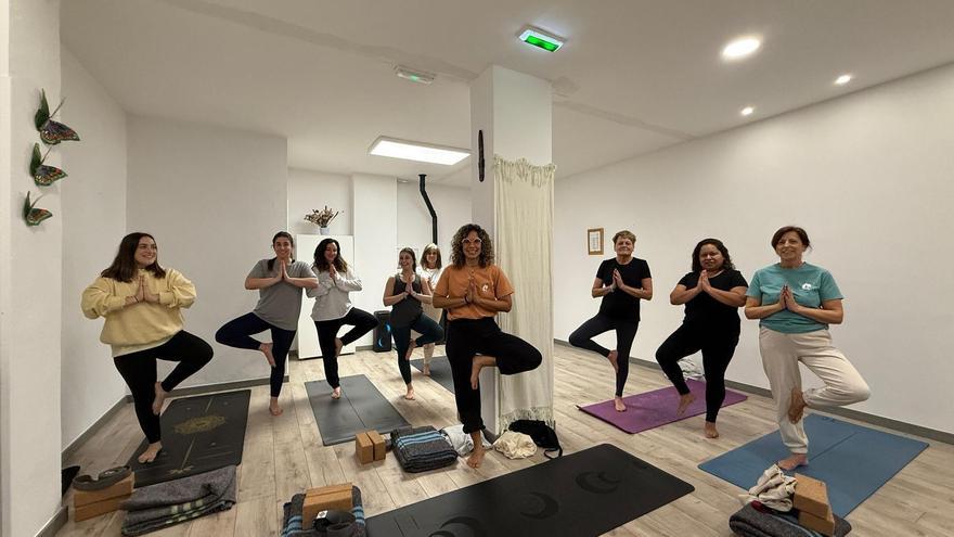 El yoga hace comunidad en Villaviciosa: «Practicar no solo cambia a nivel individual, sino que nos hace mejores con los demás»