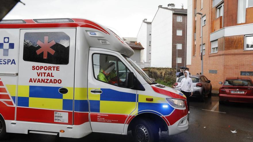 La menor de 14 años herida en un piso de Grado recibe el alta hospitalaria, mientras que el joven que cayó desde un tercer piso sigue muy grave