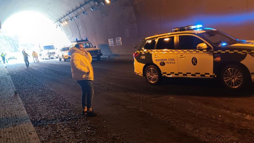 El camionero que perdió la carga que desató el caos en el túnel de Oviedo siguió sin parar hasta El Musel