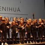 Más de 400 niños gijoneses cantan en la Laboral por el Día de la Felicidad: «Es muy gratificante»